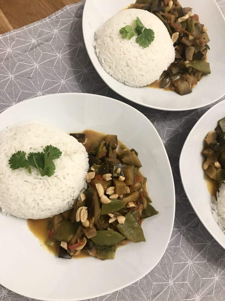 Drei Curry angerichtet