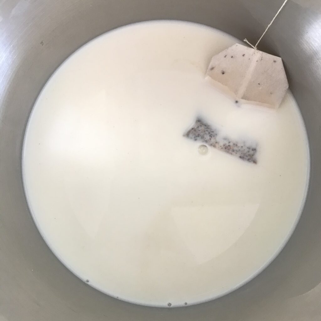 Milch mit Teebeutel