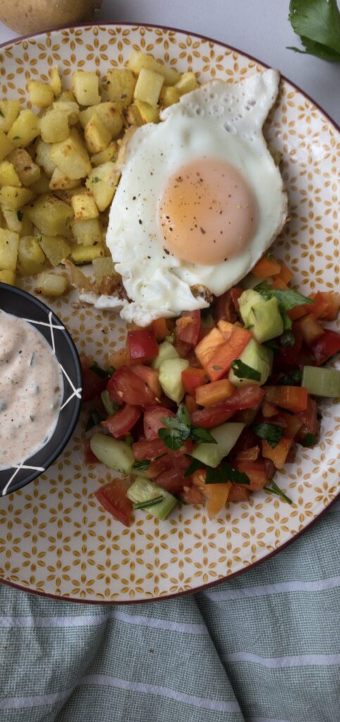 Kartoffelwürfel mit Salat