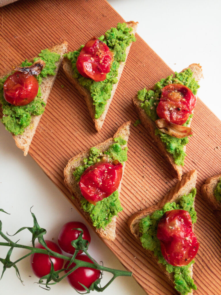 Knuspriger Toast mit Erbsencreme