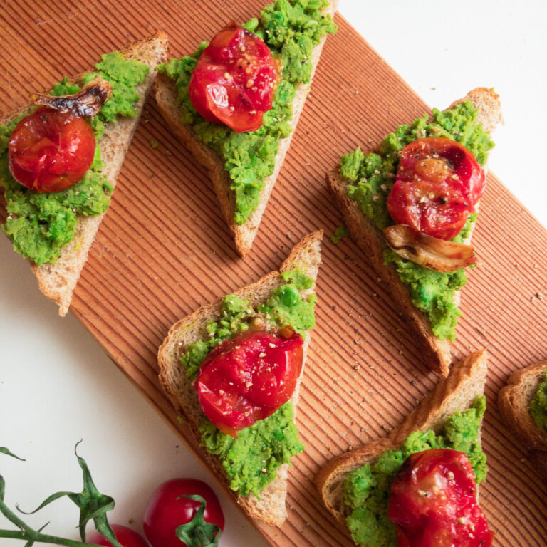 Read more about the article Knuspriger Toast mit Erbsencreme, Tomaten und Knoblauch