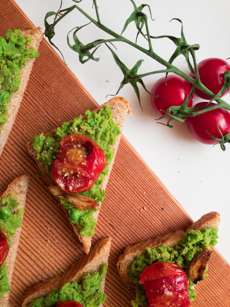 Knuspriger Toast mit Erbsencreme