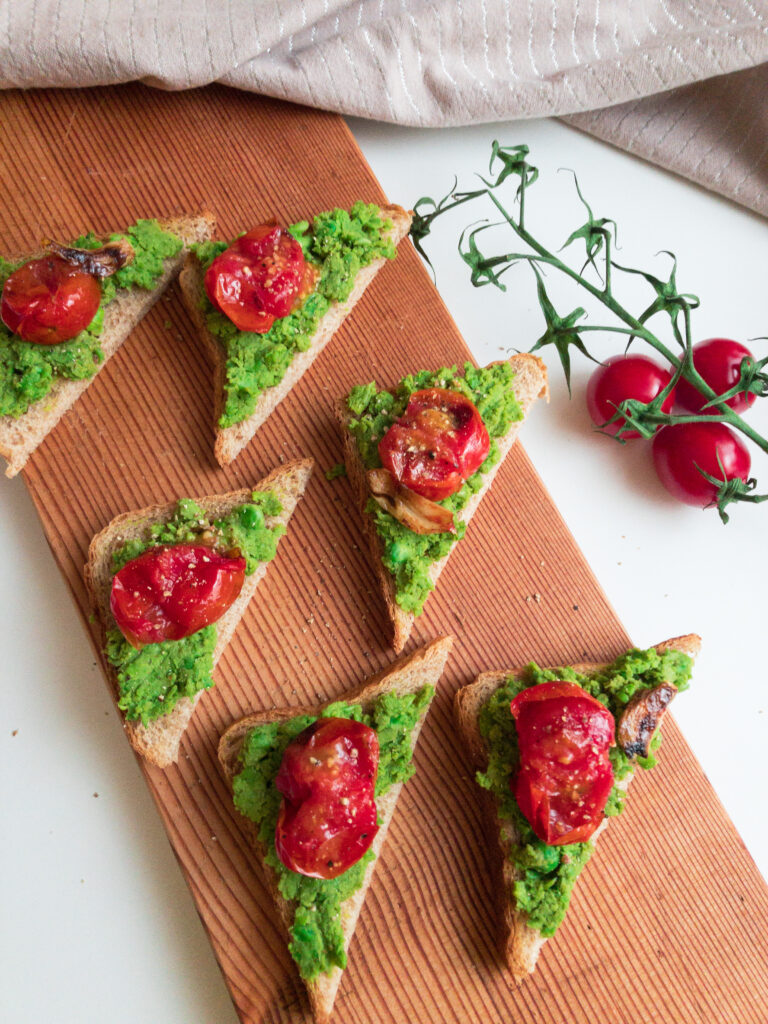 Knuspriger Toast mit Erbsencreme