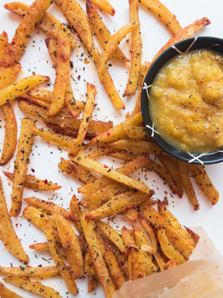 Hausgemachte Pommes mit Ananas-Jalapeño Dip​