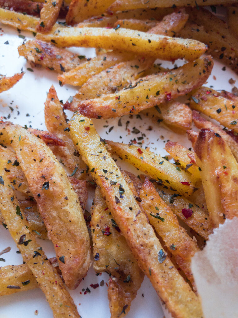 Hausgemachte Pommes mit Ananas-Jalapeño Dip​