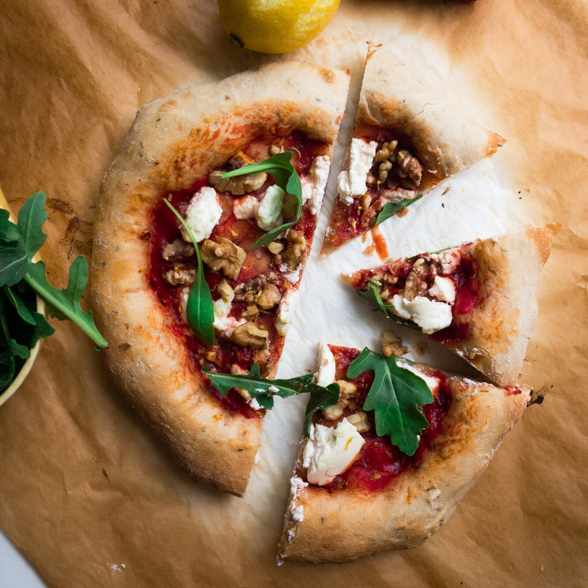 Pizza auf zwei Arten mit selbstgemachtem Teig square