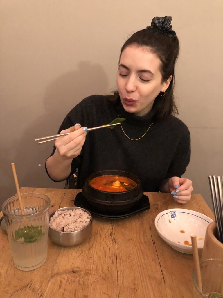 Luisa mit koreanischer Hauptspeise