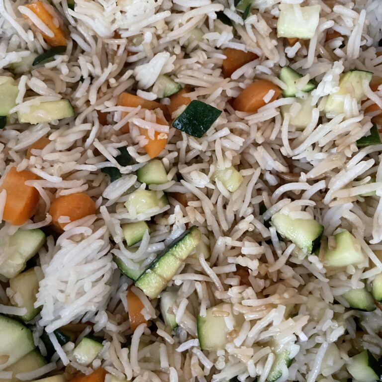 Reis und Gemüse anbraten