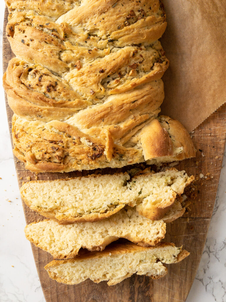 Kräuter-Knoblauch-Butter Zopf - Jetzt backen bei Zungenspitzengefühl