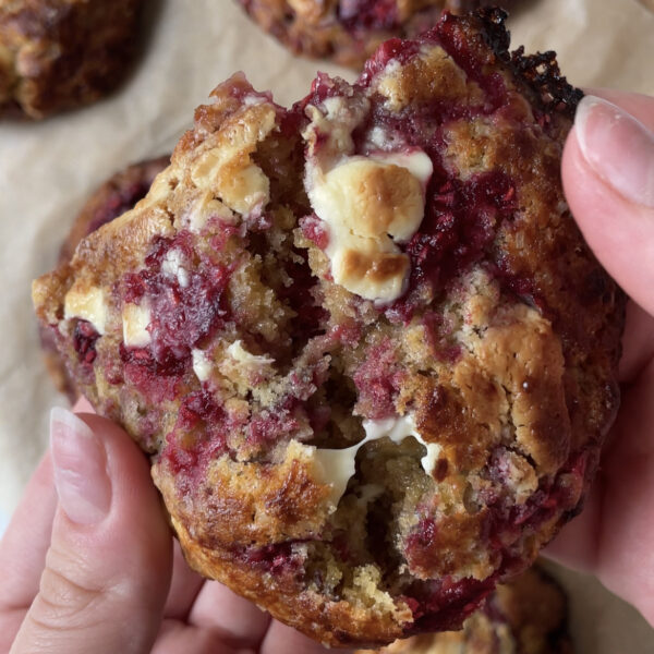 Chocolate Chip Cookies mit weißer Schokolade und Himbeeren